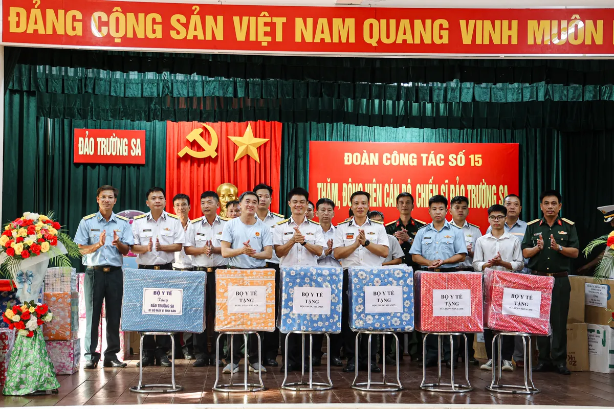 Bộ Y tế thăm, tặng qu&agrave; qu&acirc;n d&acirc;n Trường Sa - Ảnh 1.