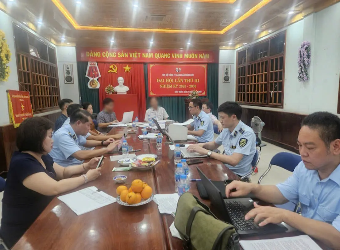 Vi phạm dự trữ xăng dầu bắt buộc, 2 doanh nghiệp đầu mối lĩnh phạt nặng- Ảnh 1.