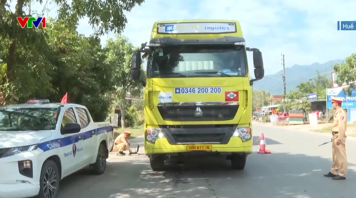 Xử lý nghiêm xe quá khổ, quá tải qua địa bàn TP Huế - Ảnh 1.