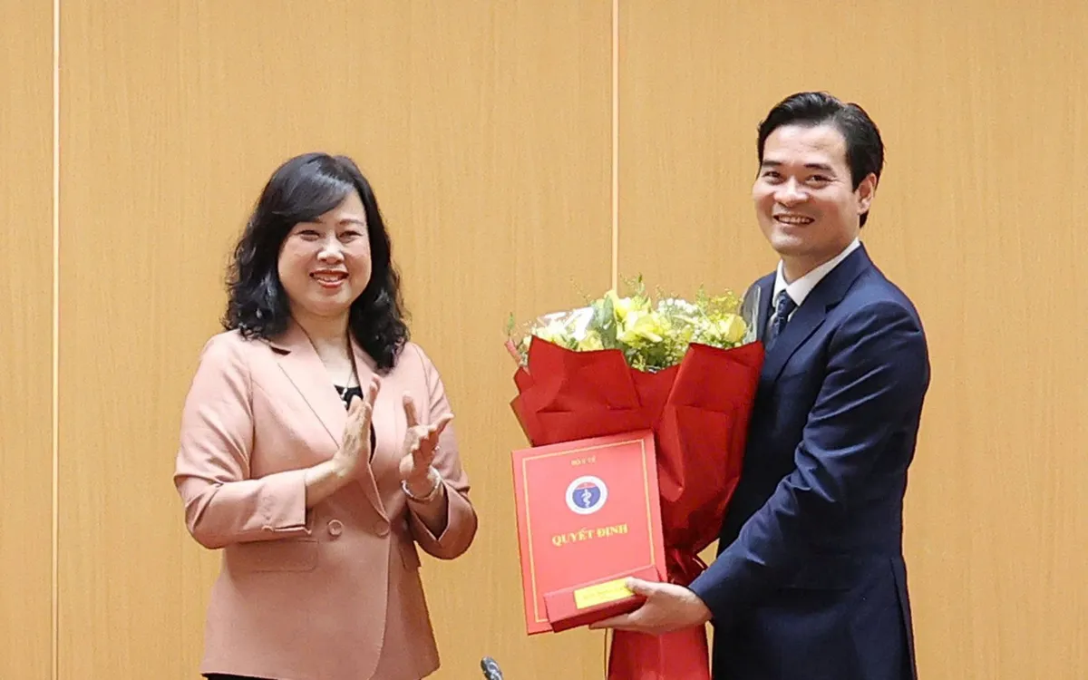 Bộ trưởng Bộ Y tế Đào Hồng Lan trao quyết định cho TS.DS. Chu Quốc Thịnh - tân Cục trưởng Cục An toàn thực phẩm