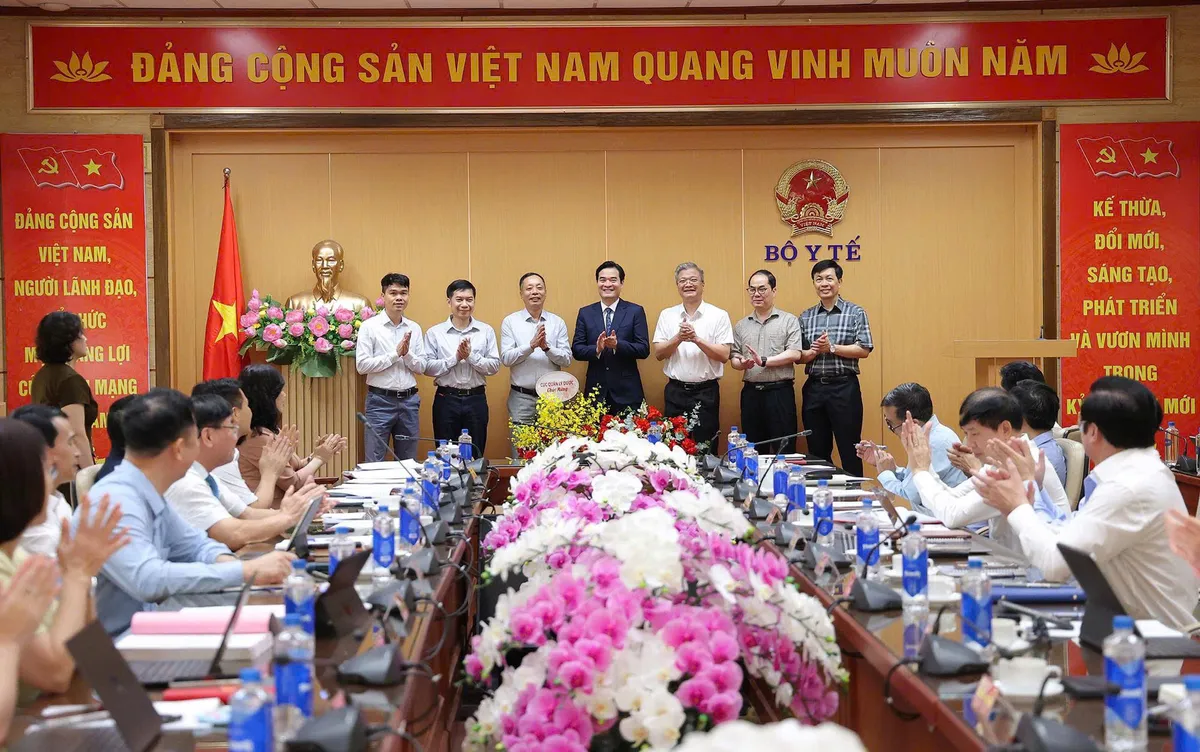 Bộ Y tế bổ nhiệm t&acirc;n Cục trưởng Cục An to&agrave;n thực phẩm - Ảnh 2.