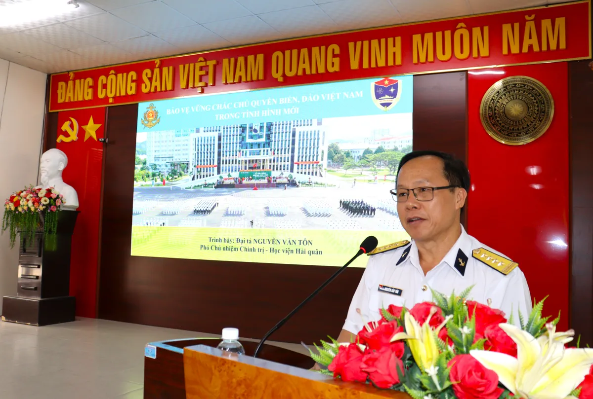 Học viện Hải qu&acirc;n tuy&ecirc;n truyền biển, đảo cho c&aacute;n bộ Hội Phụ nữ tại Nha Trang - Ảnh 1.