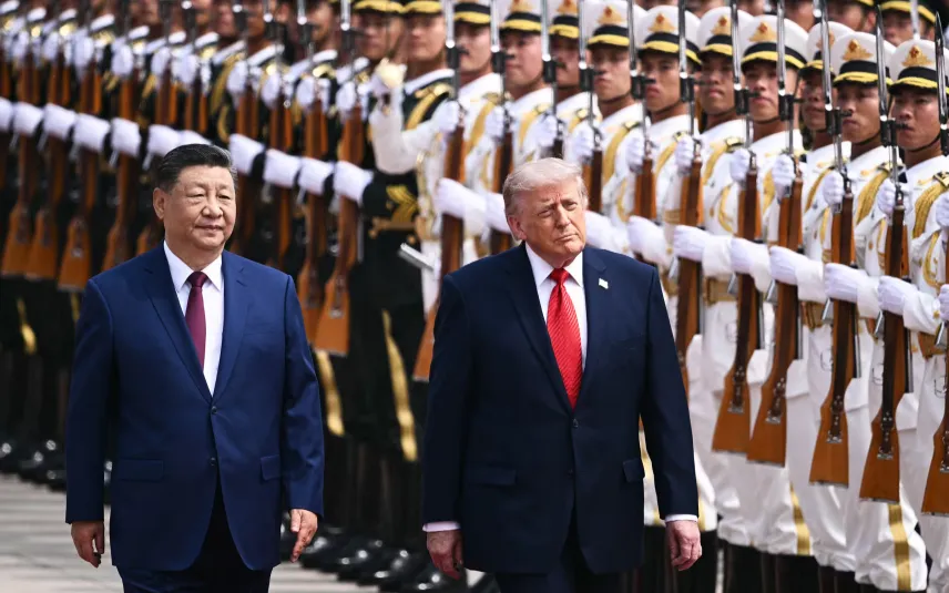 Chủ tịch Trung Quốc Tập Cận Bình và Tổng thống Mỹ Donald Trump trong lễ đón tiếp tại Đại lễ đường Nhân dân ở Bắc Kinh, ngày 14/5/2025 (Ảnh: AFP/Getty Images)