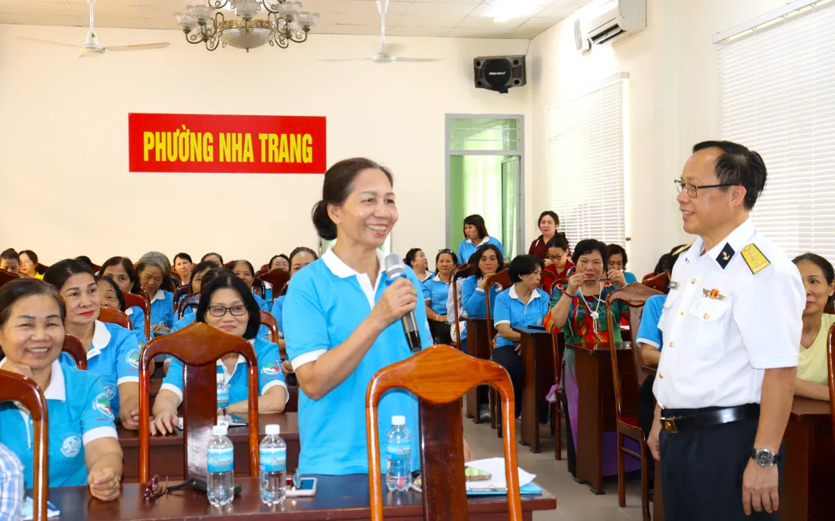 Chị Nguyễn Thị Vinh trao đổi trực tiếp tại hội nghị 