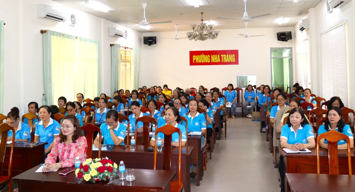 Học viện Hải qu&acirc;n tuy&ecirc;n truyền biển, đảo cho c&aacute;n bộ Hội Phụ nữ tại Nha Trang - Ảnh 2.