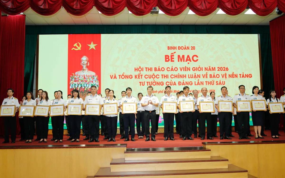 Ban tổ chức trao giấy chứng nhận báo cáo viên giỏi cho thí sinh