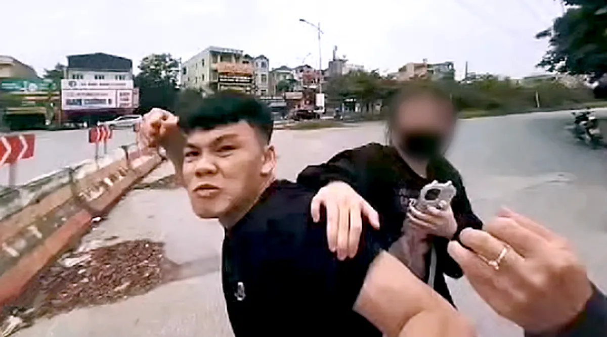 Bắt tạm giam thanh niên tấn công Thiếu tá CSGT khi kiểm tra nồng độ cồn ở Bắc Ninh- Ảnh 1. Bắt tạm giam thanh niên tấn công Thiếu tá CSGT khi kiểm tra nồng độ cồn ở Bắc Ninh- Ảnh 1.