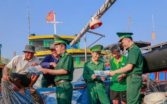 BĐBP TP Hồ Chí Minh tổ chức tuyên truyền Luật Biên phòng Việt Nam cho ngư dân.