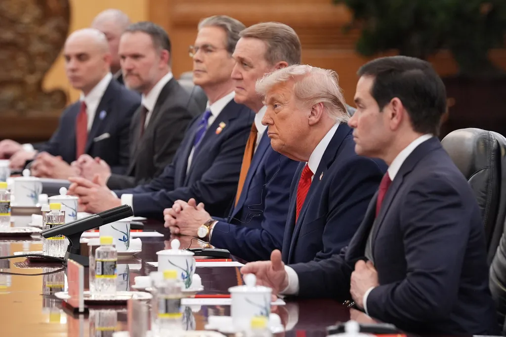 Tổng thống Trump và Chủ tịch Tập Cận Bình thảo luận về nhiều vấn đề khu vực và quốc tế- Ảnh 2. Tổng thống Trump và Chủ tịch Tập Cận Bình thảo luận về nhiều vấn đề khu vực và quốc tế- Ảnh 2.