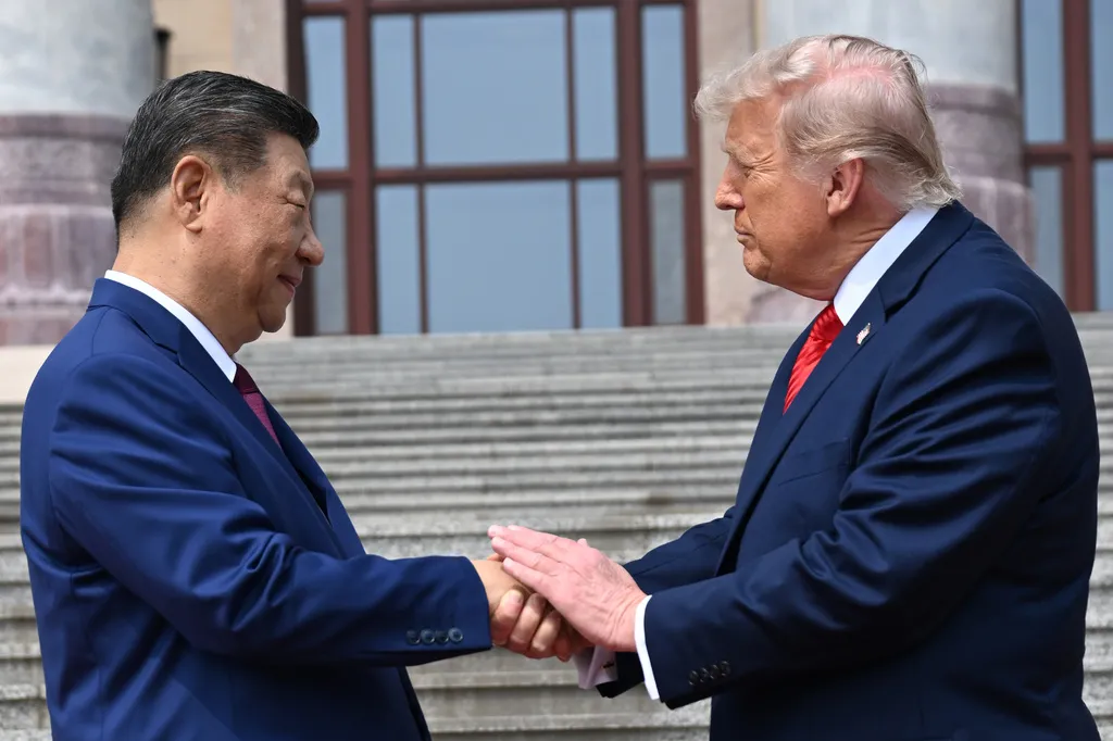 Tổng thống Trump và Chủ tịch Tập Cận Bình thảo luận về nhiều vấn đề khu vực và quốc tế- Ảnh 1. Tổng thống Trump và Chủ tịch Tập Cận Bình thảo luận về nhiều vấn đề khu vực và quốc tế- Ảnh 1.