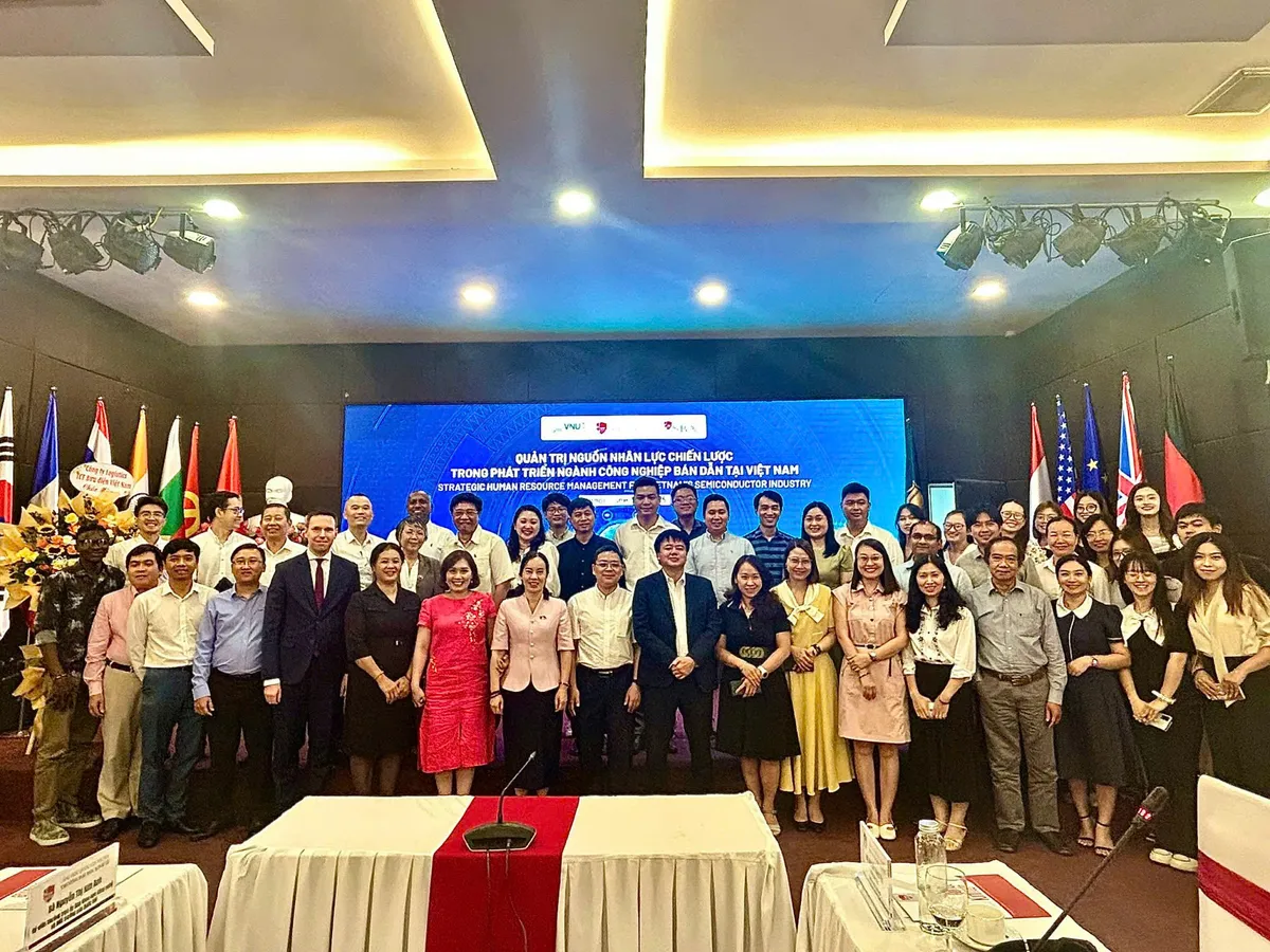 Việt Nam trước b&agrave;i to&aacute;n nh&acirc;n lực b&aacute;n dẫn: Cần chiến lược d&agrave;i hạn để tham gia s&acirc;u chuỗi gi&aacute; trị to&agrave;n cầu - Ảnh 1.