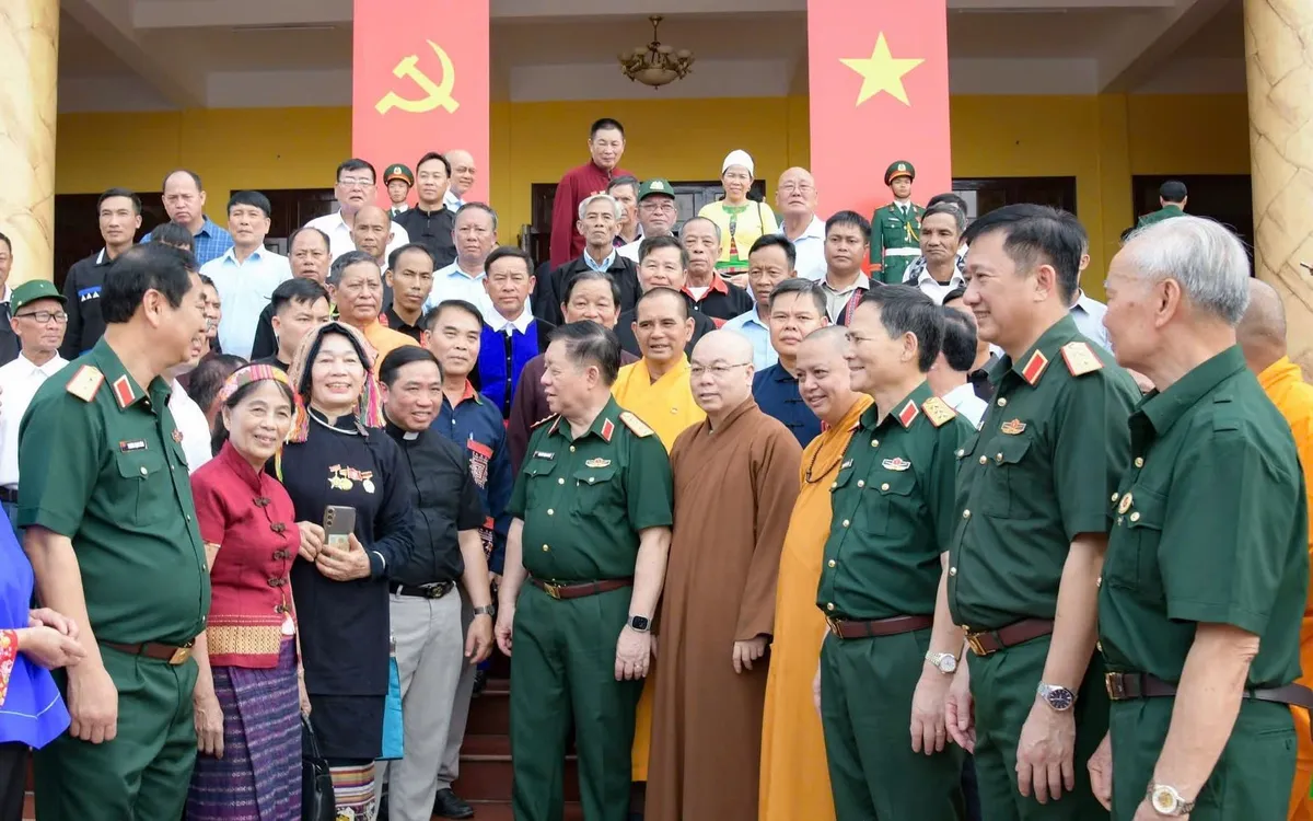 Đại tướng Nguyễn Trọng Nghĩa gặp mặt đại biểu già làng, trưởng bản, người có uy tín, chức sắc tôn giáo tiêu biểu vùng đồng bào dân tộc thiểu số khu vực phía Bắc. Ảnh: Duy Đức.