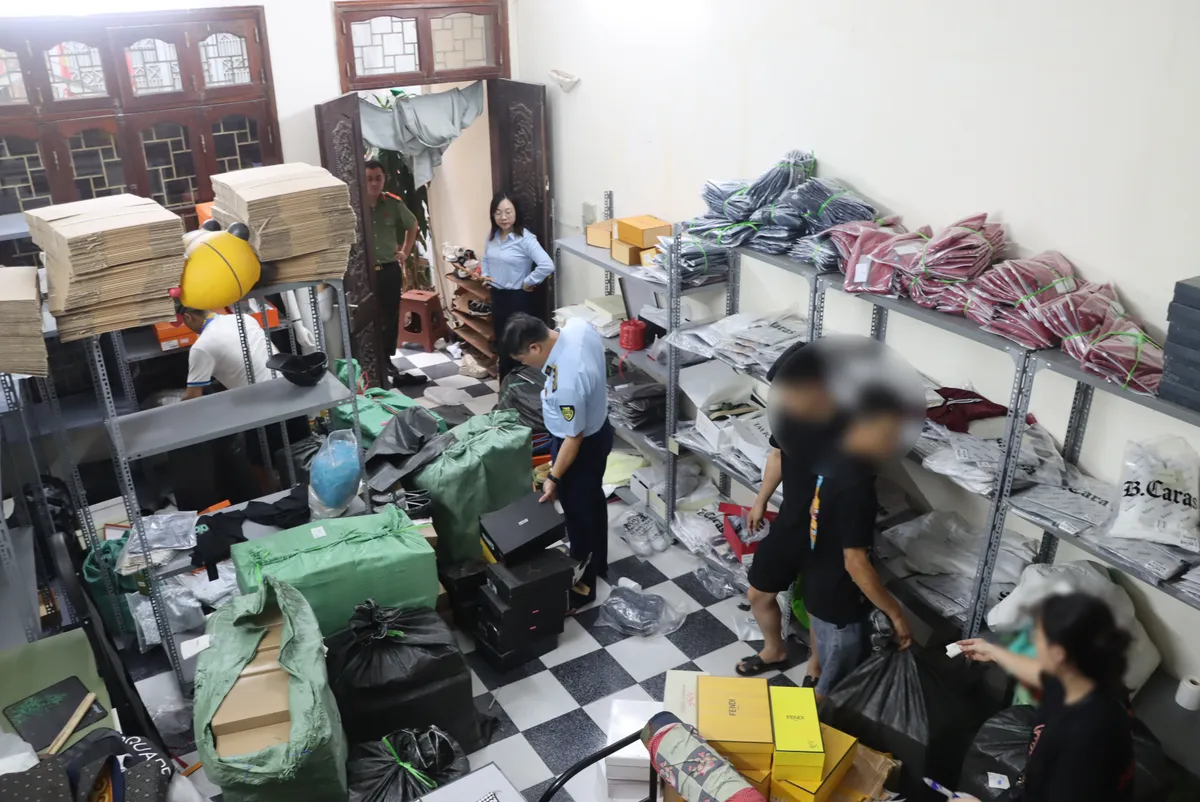 Thu giữ 728 sản phẩm giả mạo thương hiệu quốc tế - Ảnh 2.