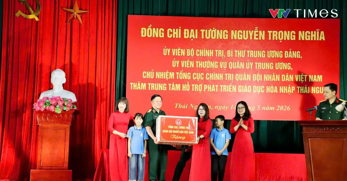 Đại tướng Nguyễn Trọng Nghĩa d&acirc;ng hương tưởng niệm c&aacute;c anh h&ugrave;ng liệt sĩ v&agrave; thăm trẻ em khuyết tật tại Th&aacute;i Nguy&ecirc;n - Ảnh 3.