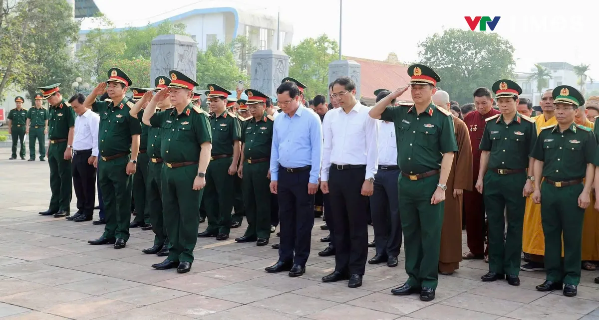 Đại tướng Nguyễn Trọng Nghĩa d&acirc;ng hương tưởng niệm c&aacute;c anh h&ugrave;ng liệt sĩ v&agrave; thăm trẻ em khuyết tật tại Th&aacute;i Nguy&ecirc;n - Ảnh 2.