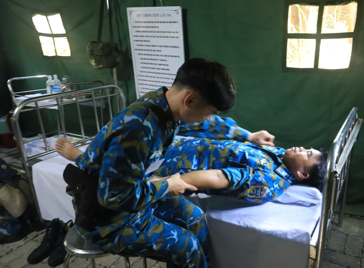 Sư đoàn Phòng không 375: Chú trọng công tác quân y trong diễn tập tiếp nhận lực lượng dự bị động viên - Ảnh 1.