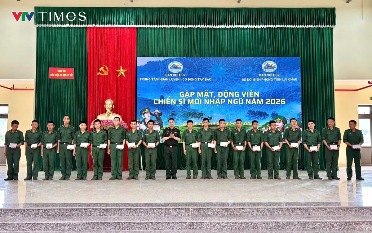 170 chiến sĩ mới nhập ngũ năm 2026 được Ban chỉ huy Bộ đội Biên phòng Lai Châu tặng quà nhân buổi gặp mặt. Ảnh: Đức Duẩn