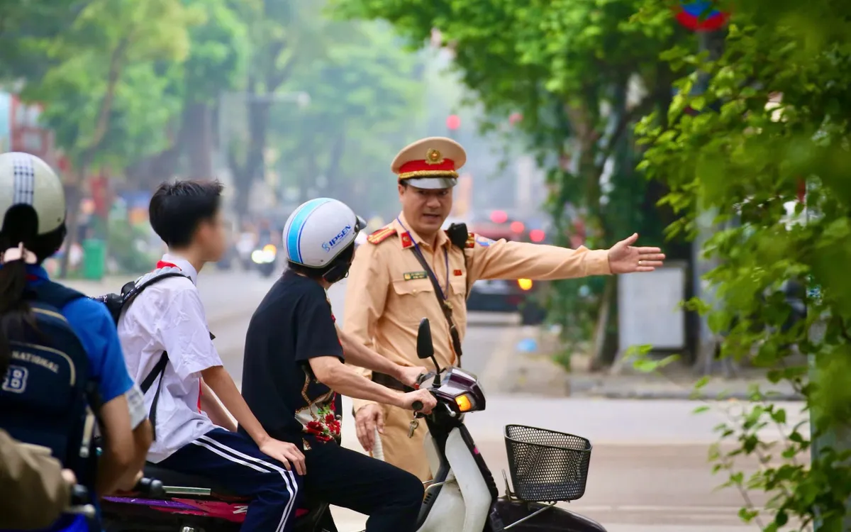 CSGT kiểm tra, xử lý học sinh vi phạm TTATGT.