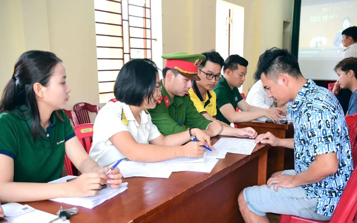 Công an phối hợp tuyên truyền chính sách thuế đối cho hộ, cá nhân kinh doanh