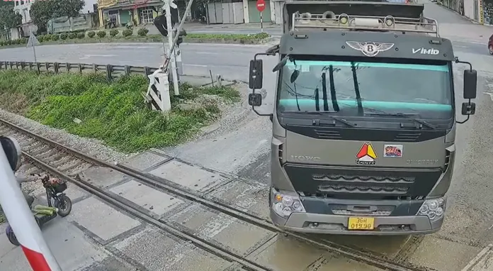 Th&oacute;t tim xe tải cố băng qua đường sắt su&yacute;t bị t&agrave;u hỏa t&ocirc;ng - Ảnh 1.