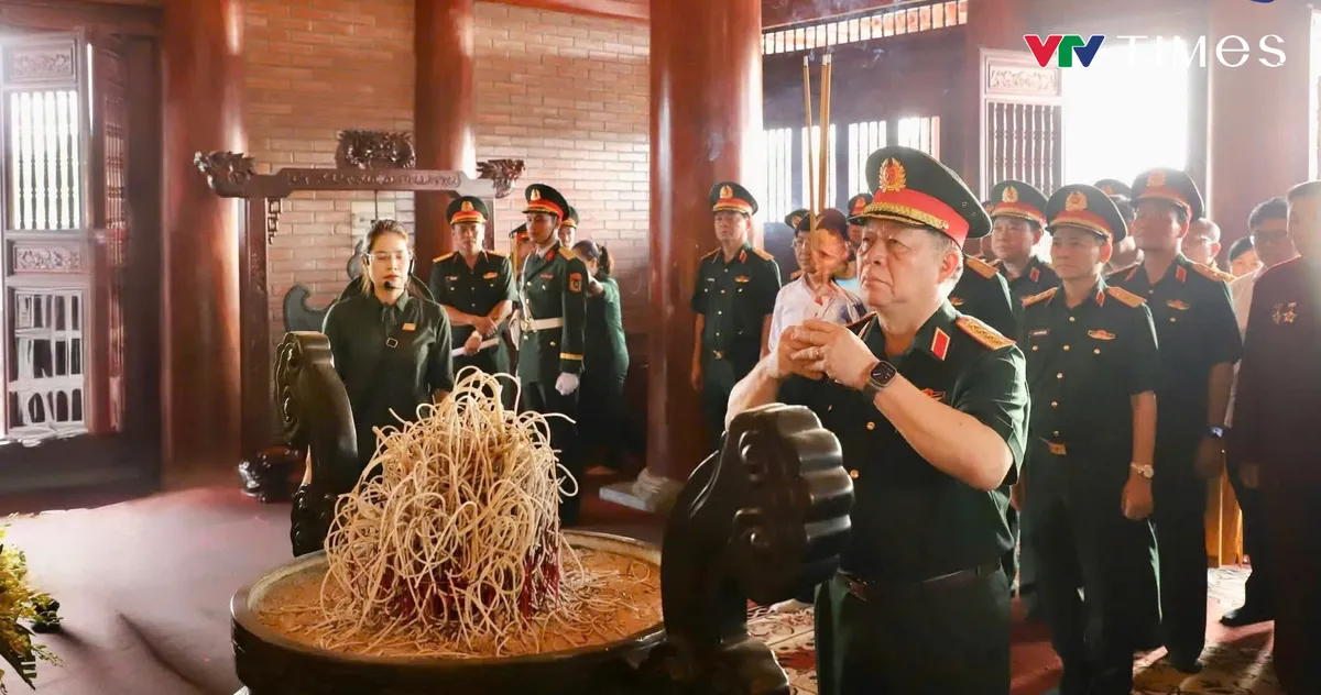 Đại tướng Nguyễn Trọng Nghĩa d&acirc;ng hương tưởng niệm c&aacute;c anh h&ugrave;ng liệt sĩ v&agrave; thăm trẻ em khuyết tật tại Th&aacute;i Nguy&ecirc;n - Ảnh 1.