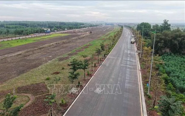 Tuyến T1 kết nối trực tiếp sân bay Long Thành. Qua khảo sát, làm việc, các đơn vị cơ bản thống nhất hướng tuyến 2 của tuyến đường sắt sẽ đi bên phải và bên trái tuyến T1. Ảnh: Công Phong/TTXVN