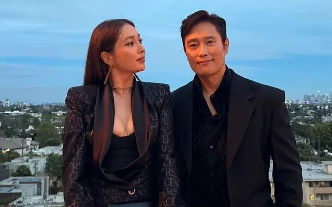 Lee Byung Hun từng cấm vợ mặc đồ hở lưng