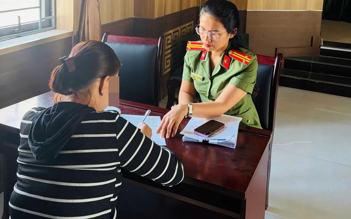 Công an làm việc với một người bán tài khoản ngân hàng