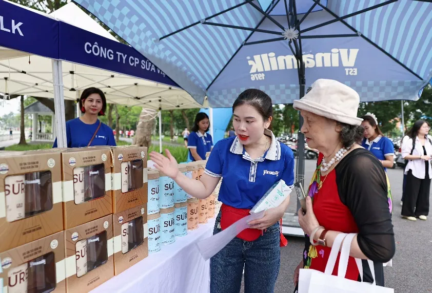 Vinamilk Sure đồng h&agrave;nh c&ugrave;ng chương tr&igrave;nh "Ng&agrave;n bước ch&acirc;n &ndash; Triệu tr&aacute;i tim khỏe"- Ảnh 5.