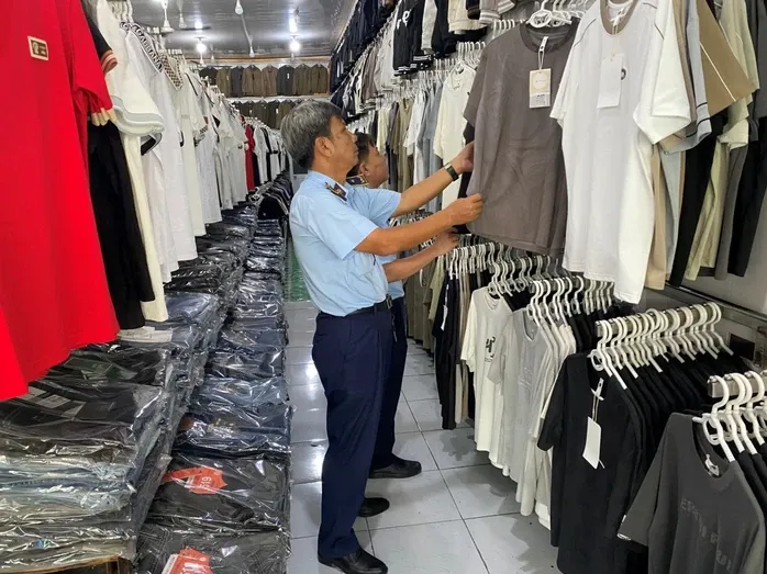 Tiếp tục bắt h&agrave;ng giả tại trung t&acirc;m Saigon Square v&agrave; chợ Bến Th&agrave;nh- Ảnh 5.