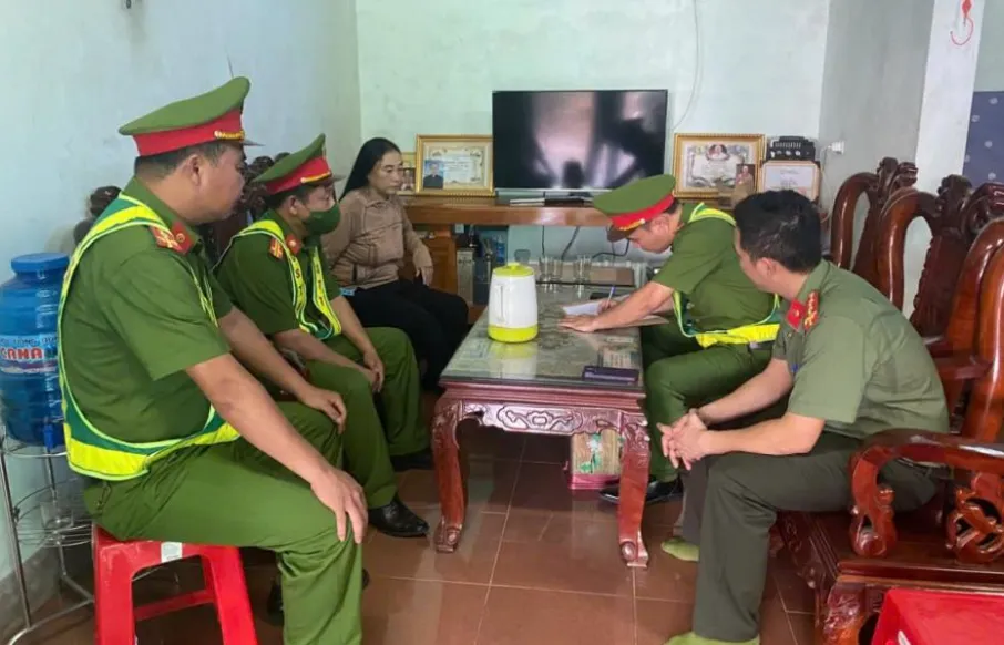 D&ugrave;ng c&agrave;o tấn c&ocirc;ng t&agrave;i xế khi bị nhắc nhở phơi l&uacute;a tr&ecirc;n đường - Ảnh 1.