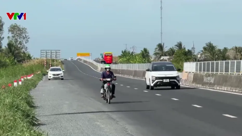 Nhiều người liều m&igrave;nh chạy xe m&aacute;y v&agrave;o tuyến Lộ Tẻ - Rạch Sỏi để đi tắt- Ảnh 1.