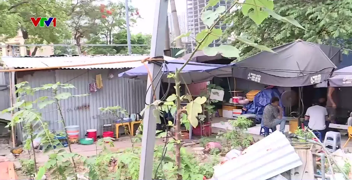 Hà Nội: Xuất hiện tình trạng "hàng rong" kiểu mới núp bóng sau những tấm tôn quây dự án - Ảnh 1.