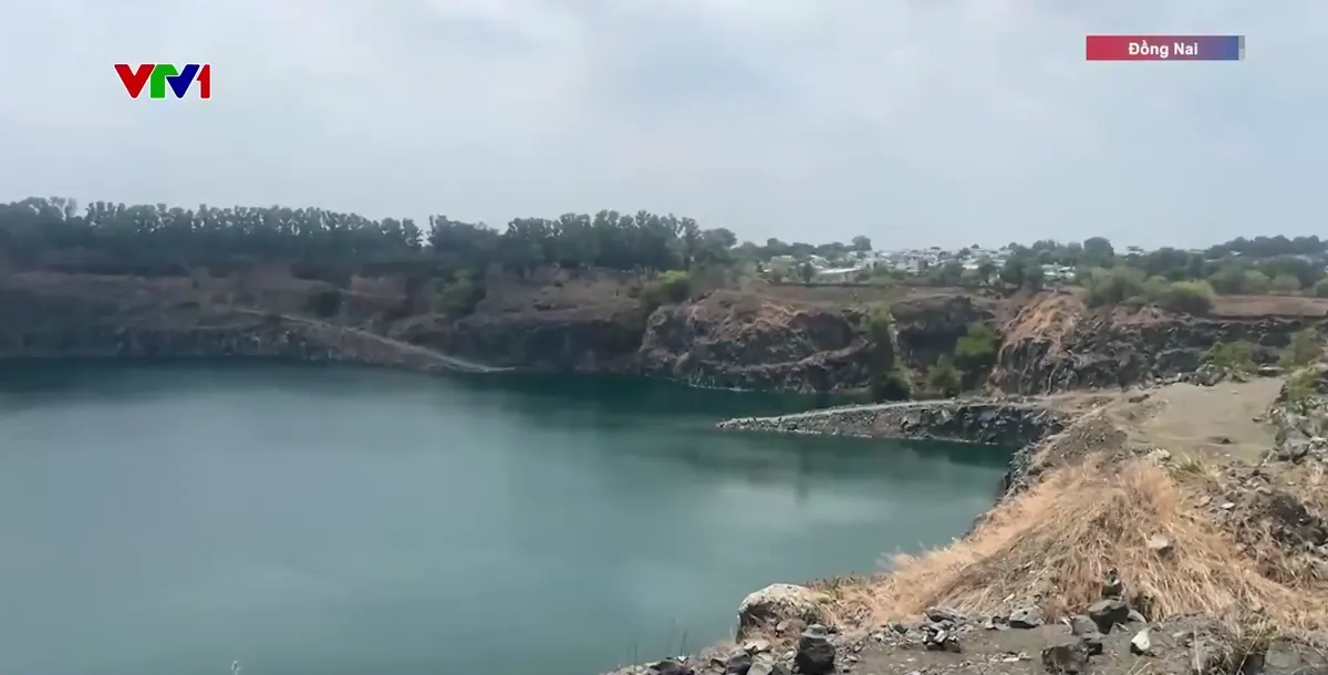 Đồng Nai: Hiểm họa r&igrave;nh rập từ những hồ nước s&acirc;u tại mỏ đ&aacute; bỏ hoang - Ảnh 1.