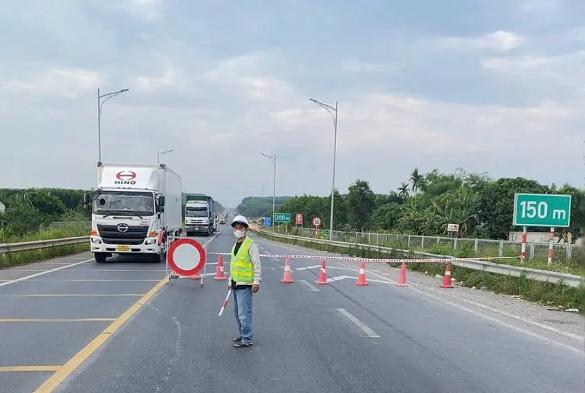 Tai nạn giữa 2 xe tải tr&ecirc;n cao tốc Cam Lộ - La Sơn, 2 người tử vong - Ảnh 2.