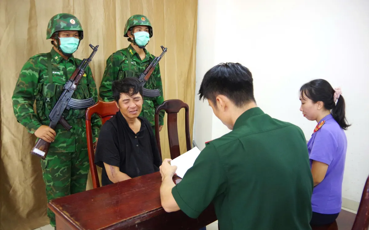 Lực lượng chức năng lấy lời khai đối tượng Đỗ Quốc Hưng.