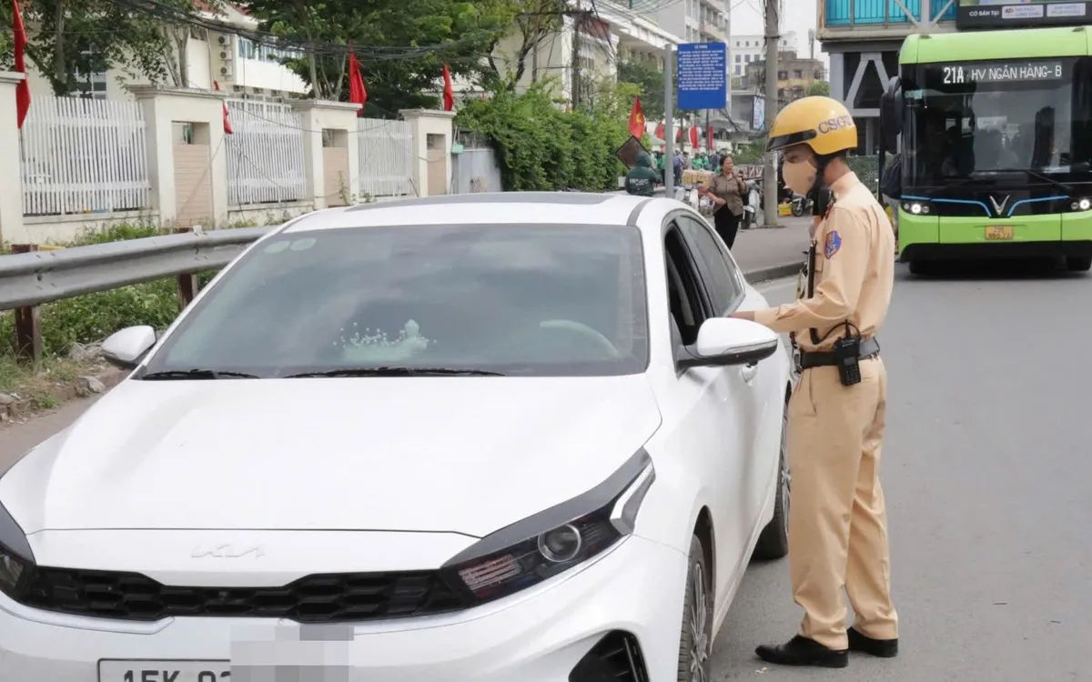 CSGT kiểm tra trường hợp ô tô dừng, đỗ sai quy định trên tuyến Giải Phóng.