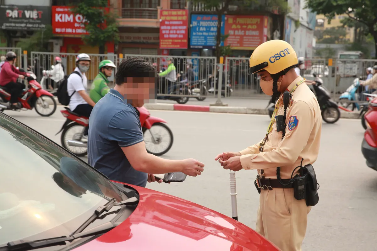 Hà Nội: CSGT tăng cường xử lý ô tô dừng đỗ sai quy định trên tuyến Giải Phóng - Ảnh 2.