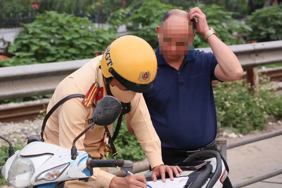 Hà Nội: CSGT tăng cường xử lý ô tô dừng đỗ sai quy định trên tuyến Giải Phóng - Ảnh 4.