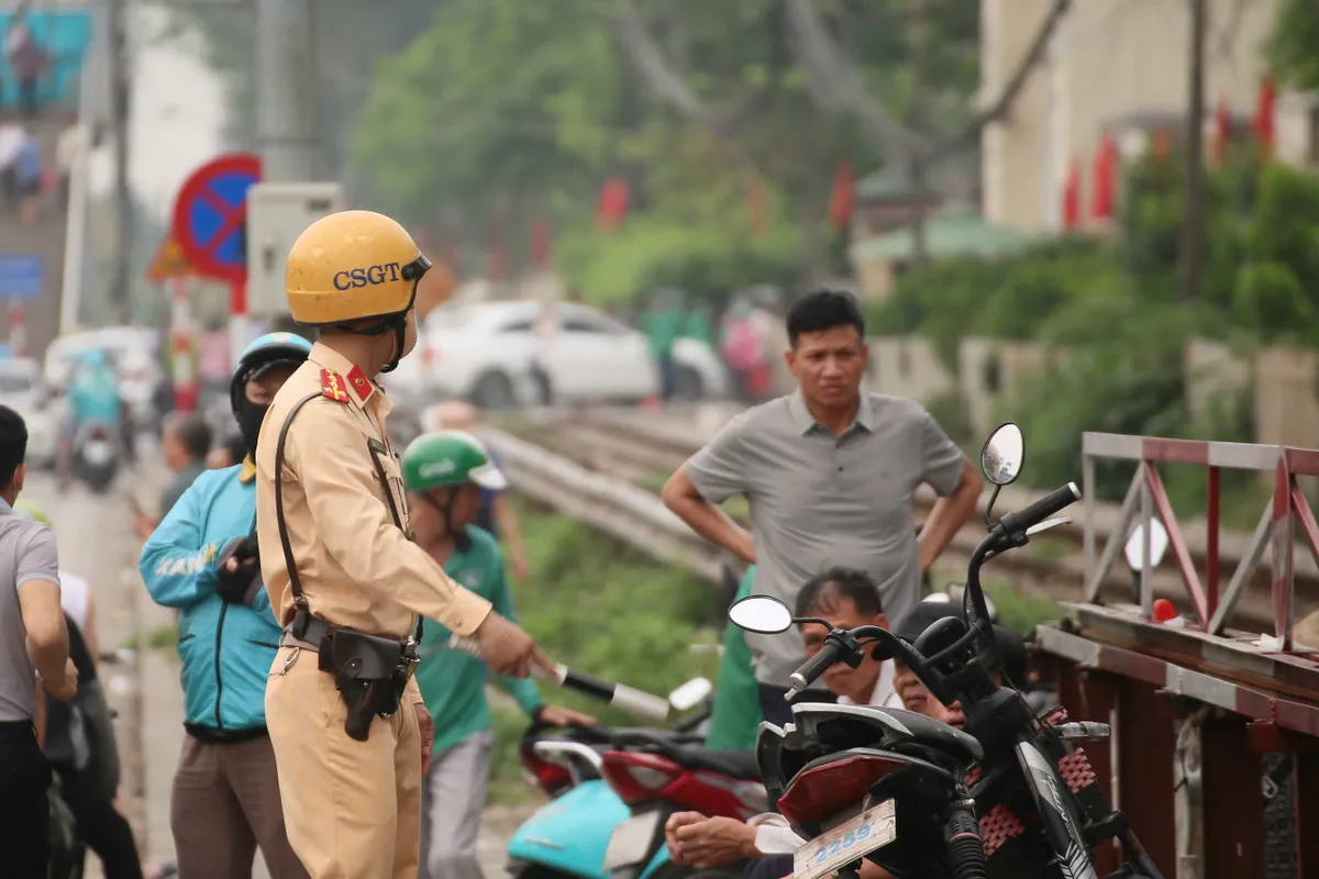 Hà Nội: CSGT tăng cường xử lý ô tô dừng đỗ sai quy định trên tuyến Giải Phóng - Ảnh 3.