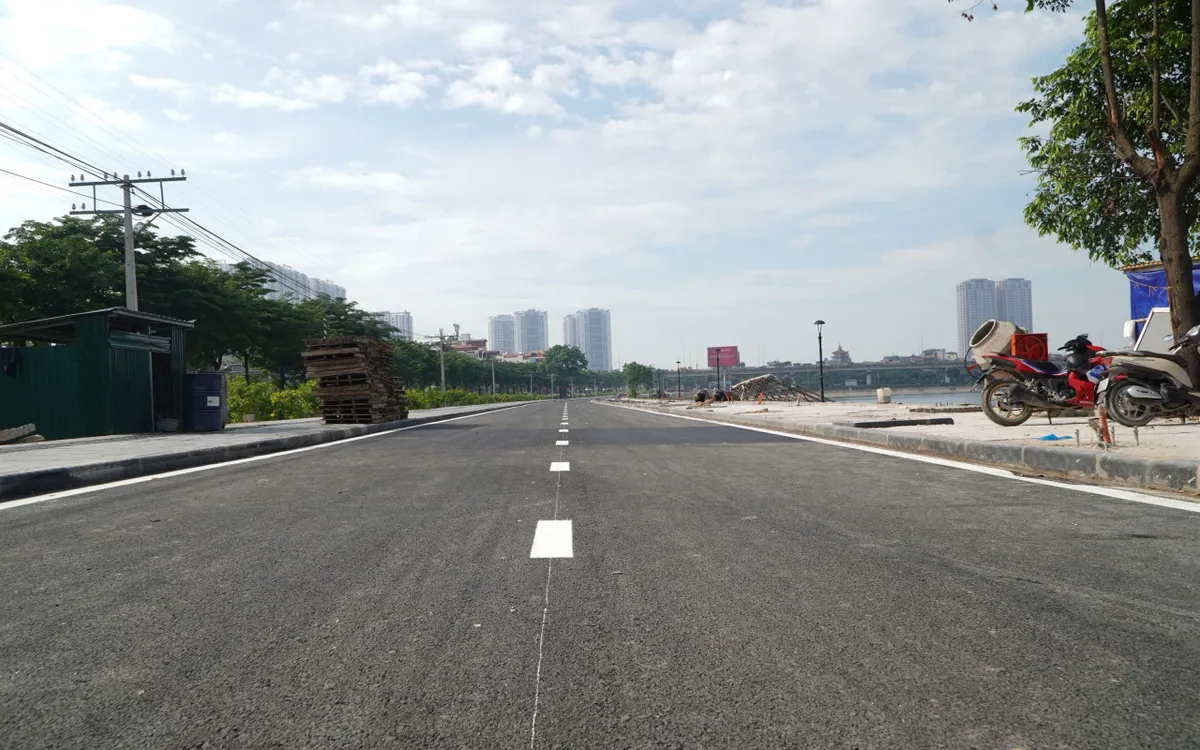 Tuyến đường giáp đường sắt Bắc - Nam và hồ Linh Đàm kỳ vọng sẽ trở thành "chìa khóa" tháo gỡ tình trạng ùn tắc giao thông nhức nhối tại khu vực cửa ngõ phía Nam Thủ đô. Ảnh: HNM