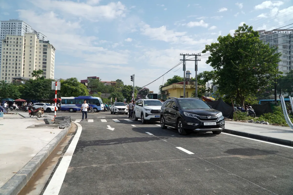 Th&ocirc;ng xe kỹ thuật tuyến đường gi&aacute;p đường sắt Bắc - Nam v&agrave; hồ Linh Đ&agrave;m - Ảnh 1.
