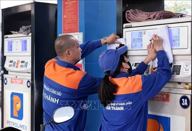 Gi&aacute; xăng dầu h&ocirc;m nay (15-5): Xăng RON95 về s&aacute;t 24.000 đồng/l&iacute;t- Ảnh 2.