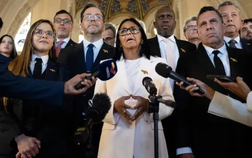 Tổng thống lâm thời Venezuela Delcy Rodríguez (giữa) (Ảnh: AFP/Getty Images)