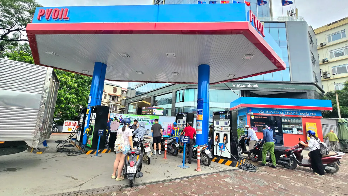 Xăng E10 c&oacute; 'ăn m&ograve;n' xe như nhiều người lo ngại? - Ảnh 1.