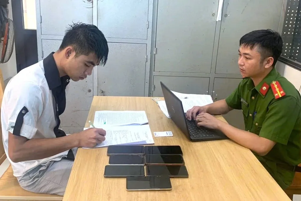 Bắt giữ đối tượng trộm 6 điện thoại của c&ocirc;ng nh&acirc;n khi đang ngủ- Ảnh 1.