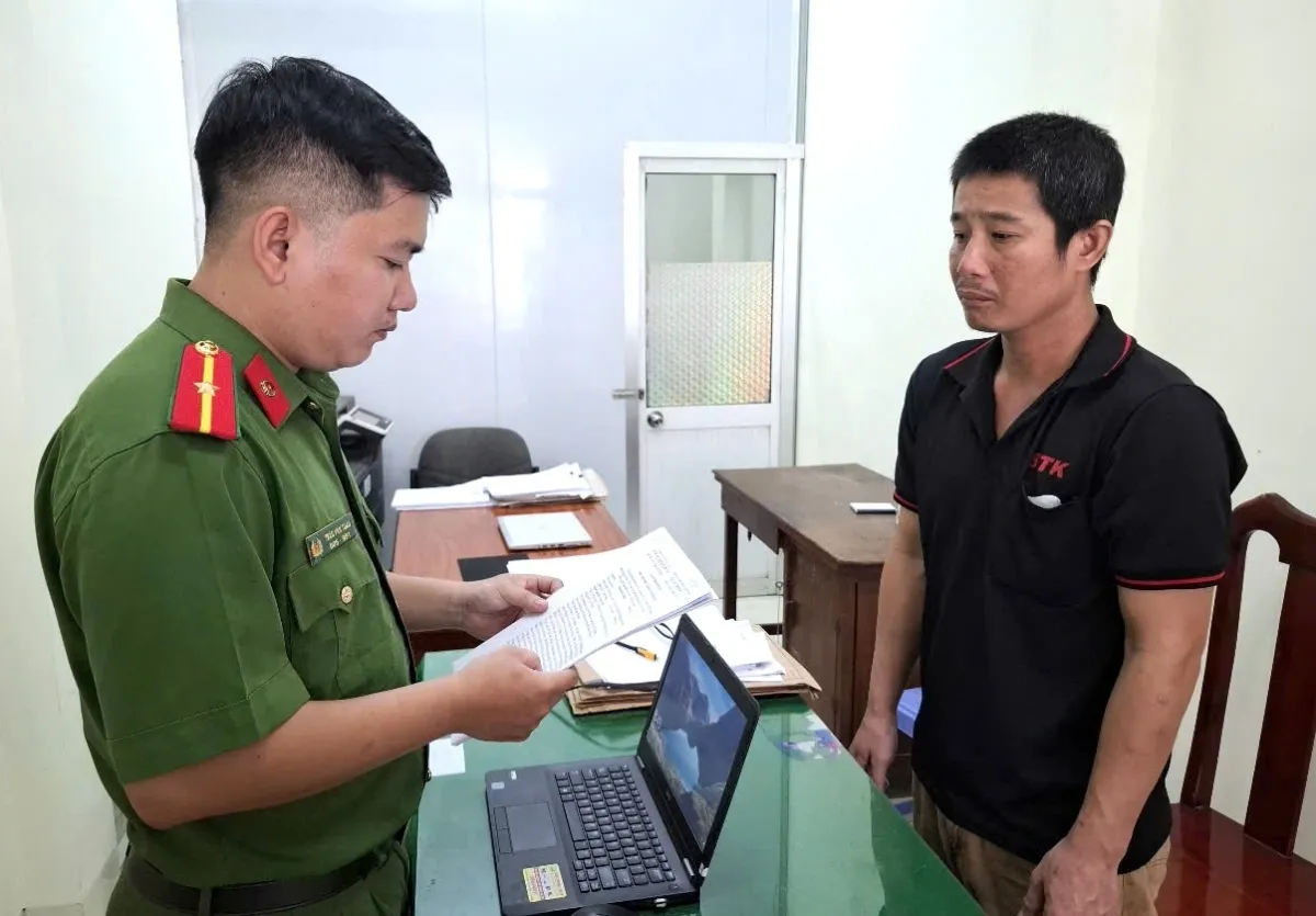 Khởi tố nam công nhân trộm 2 đôi giày thành phẩm của công ty ở An Giang- Ảnh 1. Khởi tố nam công nhân trộm 2 đôi giày thành phẩm của công ty ở An Giang- Ảnh 1.