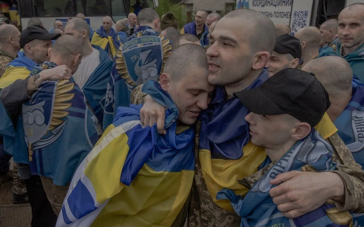 Các quân nhân Ukraine được trả tự do ôm nhau sau cuộc trao đổi tù binh tại Chernihiv, Ukraine, ngày 15/5/2026. (Ảnh: AFP)