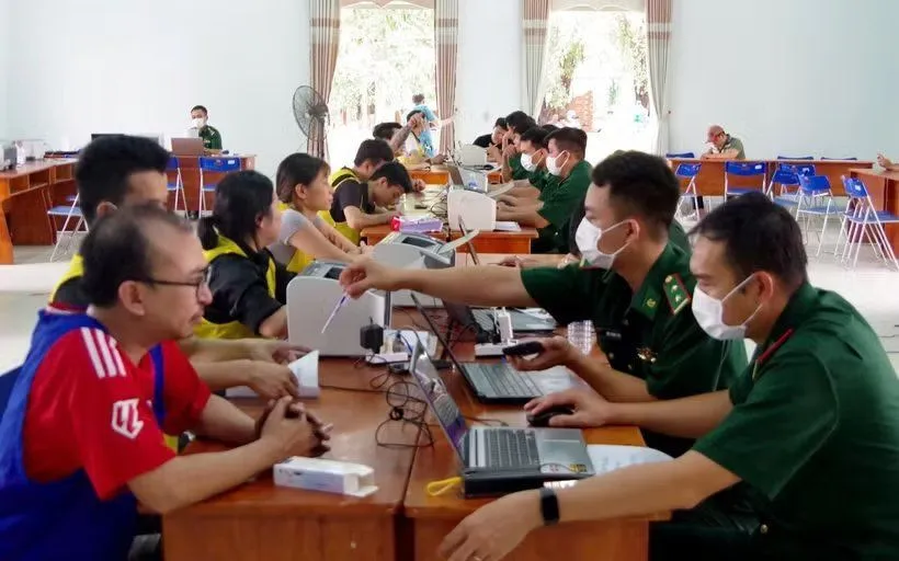 Cán bộ Bộ đội Biên phòng tỉnh Tây Ninh lấy lời khai, làm thủ tục nhập cảnh cho các công dân được lực lượng Campuchia trao trả. (Ảnh: TTXVN phát)