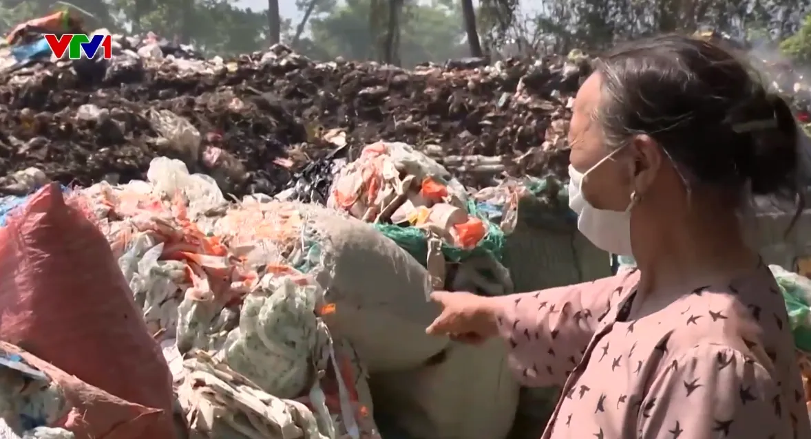 B&atilde;i r&aacute;c gần khu d&acirc;n cư qu&aacute; tải, kh&oacute;i bốc m&ugrave; mịt, ảnh hưởng nhiều hộ d&acirc;n ở Ninh B&igrave;nh - Ảnh 1.